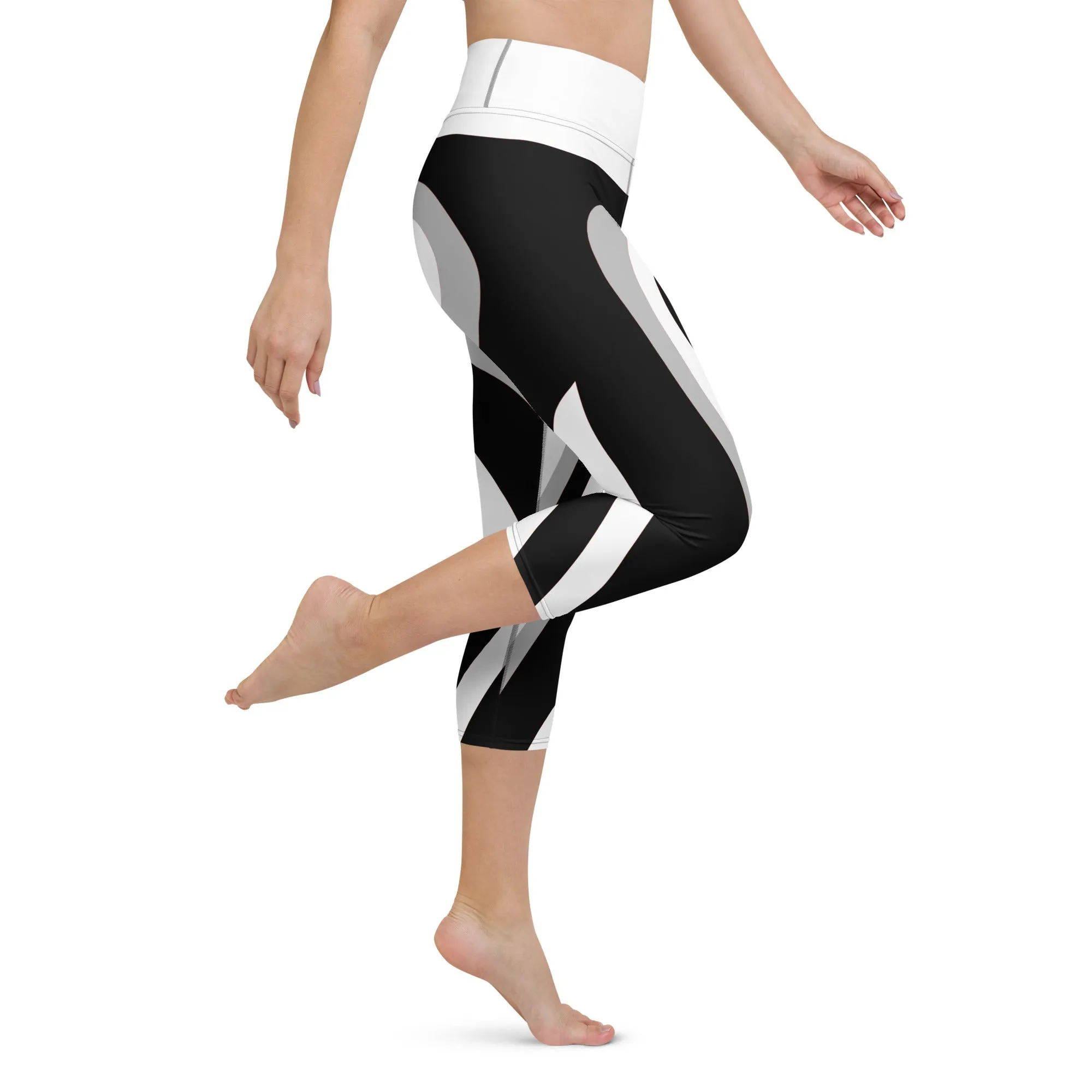 Black & White Heart Shaped Tunnel Yoga Capris